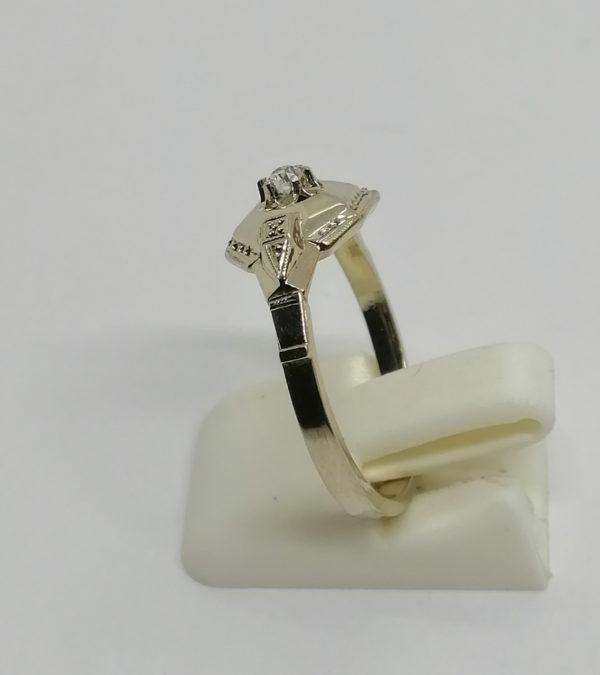 Bague or gris, modèle géométrique, avec saphir blanc taillé, 1930. – Image 2
