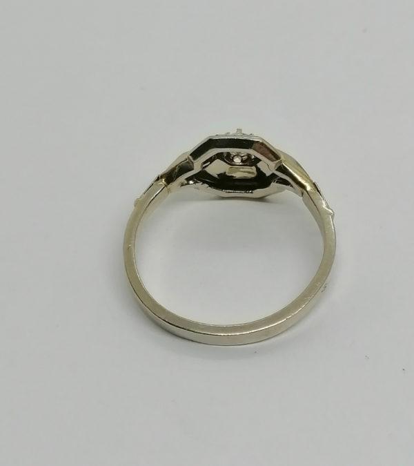 Bague or gris, modèle géométrique, avec saphir blanc taillé, 1930. – Image 3