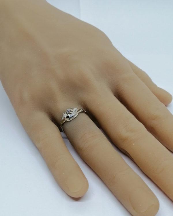 Bague or gris, modèle géométrique, avec saphir blanc taillé, 1930. – Image 5