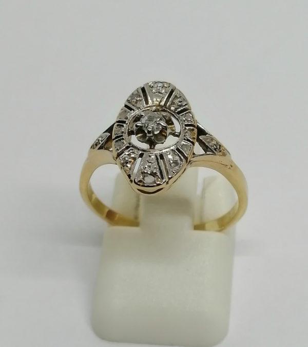 Bague or jaune, de forme ovale et ajourée, sertie de roses de diamants, 1925.