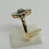 Bague or jaune, de forme ovale et ajourée, sertie de roses de diamants, 1925. – Image 2