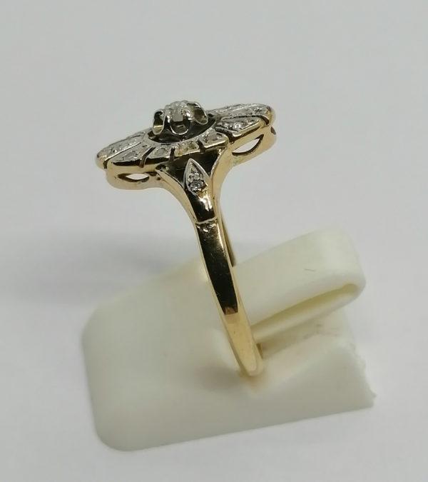 Bague or jaune, de forme ovale et ajourée, sertie de roses de diamants, 1925. – Image 2