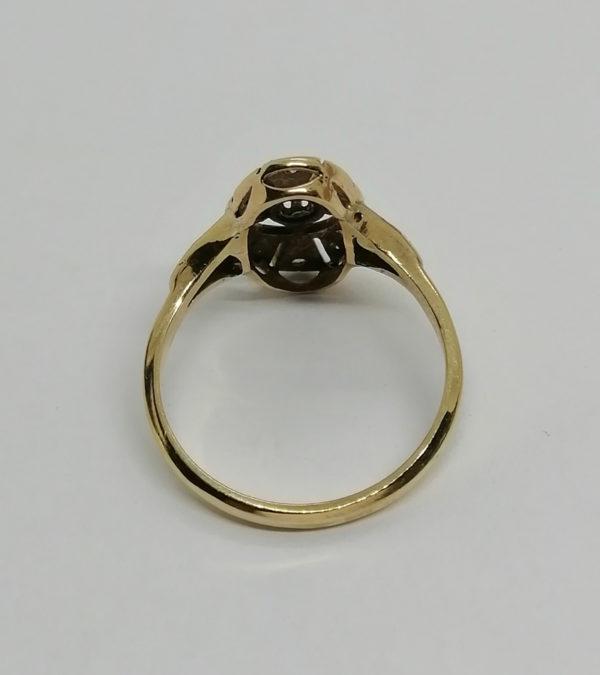Bague or jaune, de forme ovale et ajourée, sertie de roses de diamants, 1925. – Image 3