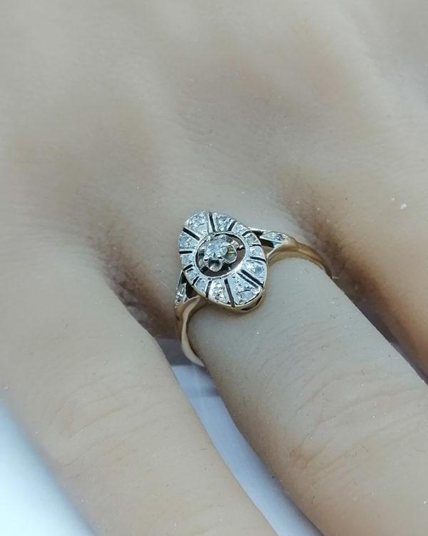Bague or jaune, de forme ovale et ajourée, sertie de roses de diamants, 1925. – Image 4