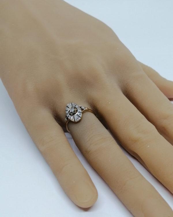 Bague or jaune, de forme ovale et ajourée, sertie de roses de diamants, 1925. – Image 5