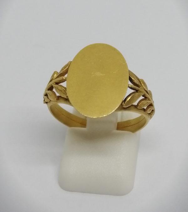 Bague/chevalière en or jaune mat et brossé, Art Nouveau, vers 1900.