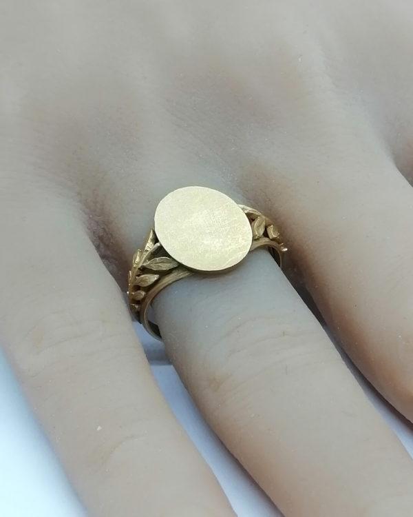 Bague/chevalière en or jaune mat et brossé, Art Nouveau, vers 1900. – Image 4