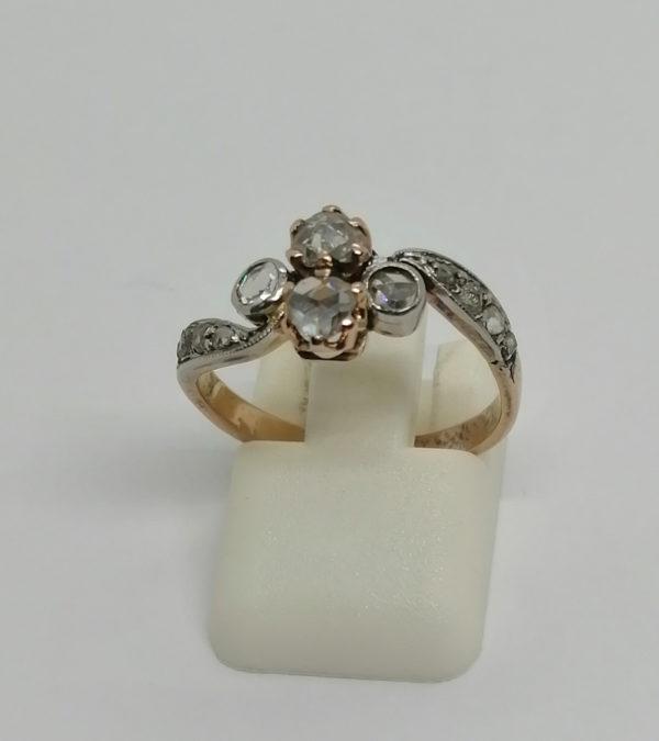 Bague or rose, en vague avec sertie de diamants de taille rose, 1880.