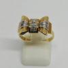 Bague or jaune et sertie platine, façon noeud papillon, vers 1925.
