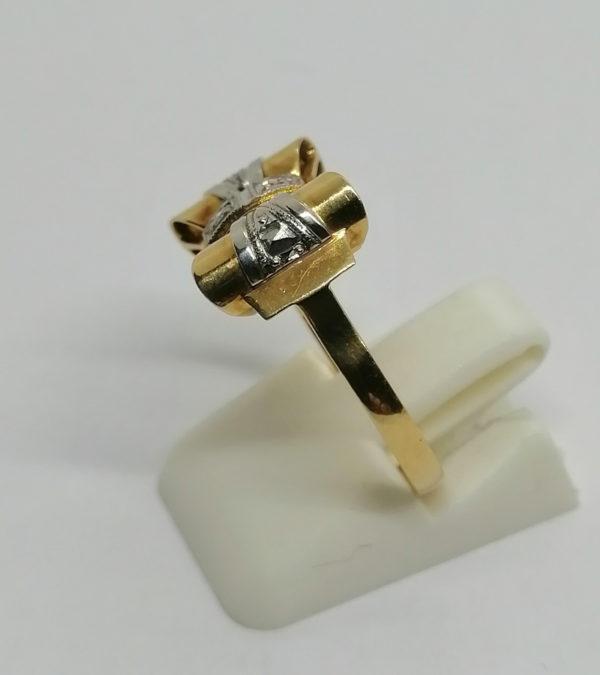 Bague or jaune et sertie platine, façon noeud papillon, vers 1925. – Image 2