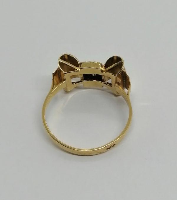 Bague or jaune et sertie platine, façon noeud papillon, vers 1925. – Image 3
