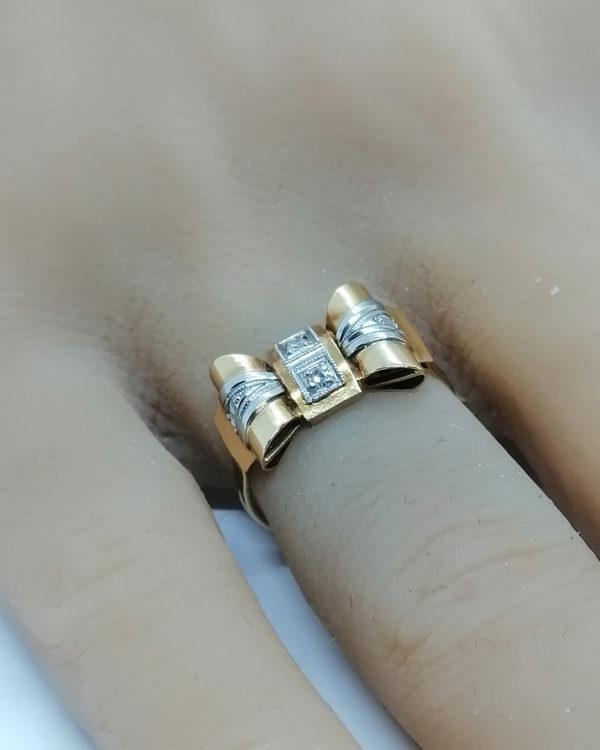 Bague or jaune et sertie platine, façon noeud papillon, vers 1925. – Image 4