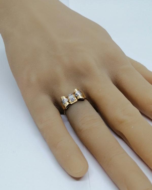 Bague or jaune et sertie platine, façon noeud papillon, vers 1925. – Image 5