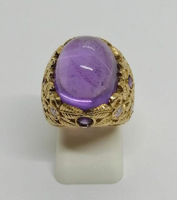 Bague or jaune, avec gros cabochon d'améthyste, monture feuillagée pavé de diamants, création.