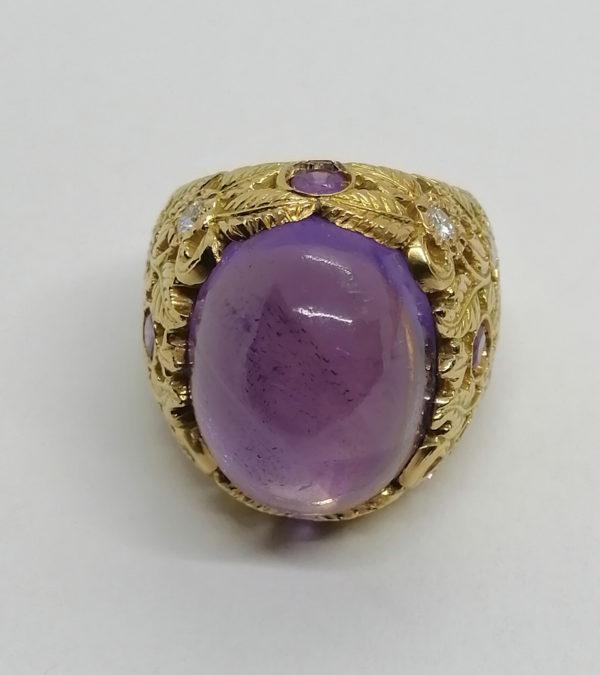 Bague or jaune, avec gros cabochon d'améthyste, monture feuillagée pavé de diamants, création. – Image 2