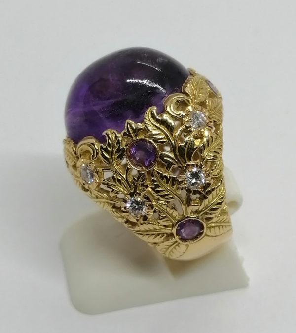 Bague or jaune, avec gros cabochon d'améthyste, monture feuillagée pavé de diamants, création. – Image 3