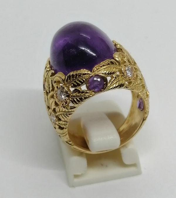 Bague or jaune, avec gros cabochon d'améthyste, monture feuillagée pavé de diamants, création. – Image 4