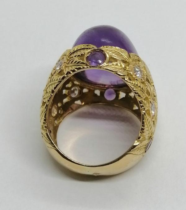 Bague or jaune, avec gros cabochon d'améthyste, monture feuillagée pavé de diamants, création. – Image 5