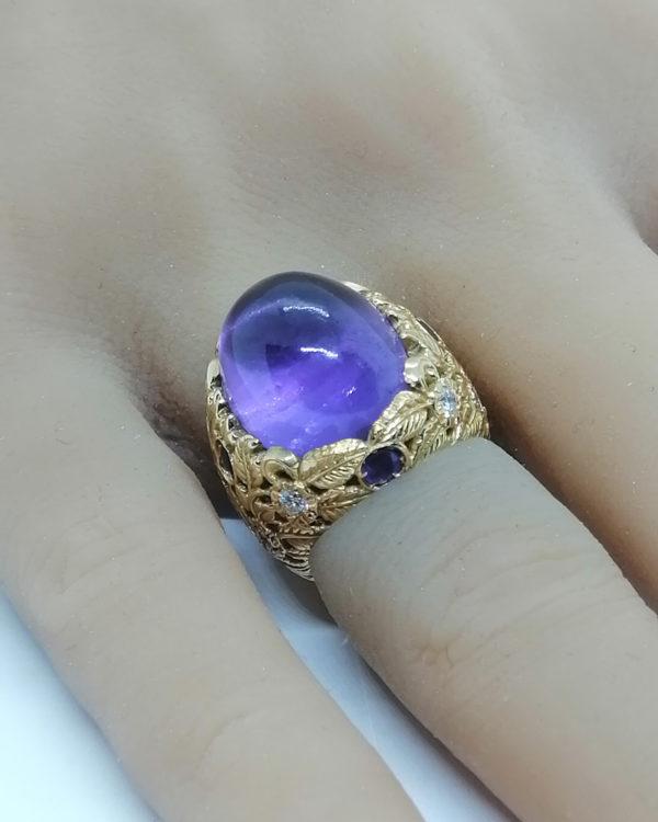 Bague or jaune, avec gros cabochon d'améthyste, monture feuillagée pavé de diamants, création. – Image 6
