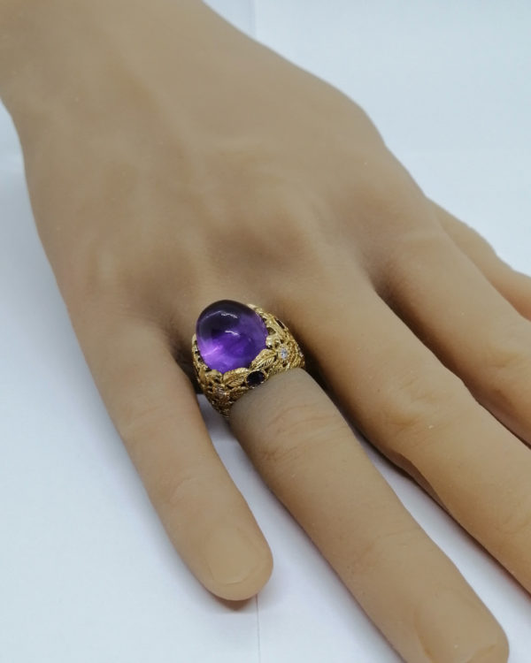 Bague or jaune, avec gros cabochon d'améthyste, monture feuillagée pavé de diamants, création. – Image 7