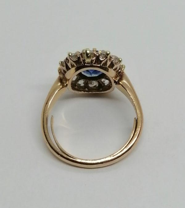 Bague en or jaune, marguerite avec saphir et diamants taille ancienne, vers 1925-30. – Image 4