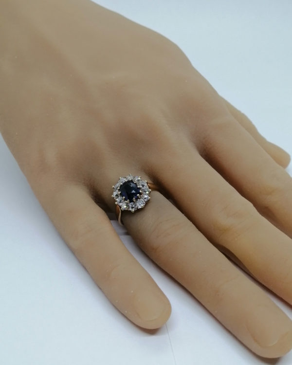Bague en or jaune, marguerite avec saphir et diamants taille ancienne, vers 1925-30. – Image 6