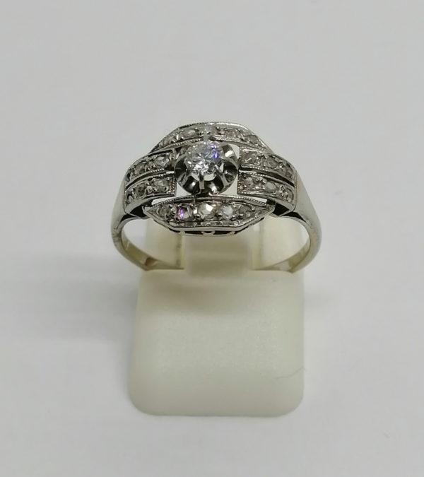 Bague or gris et sertie platine, modèle art déco, avec diamants, 1930.