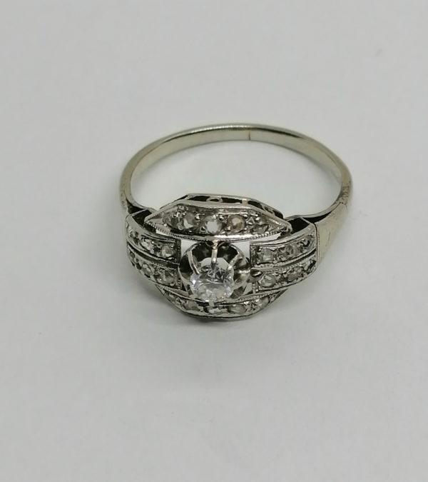 Bague or gris et sertie platine, modèle art déco, avec diamants, 1930. – Image 2