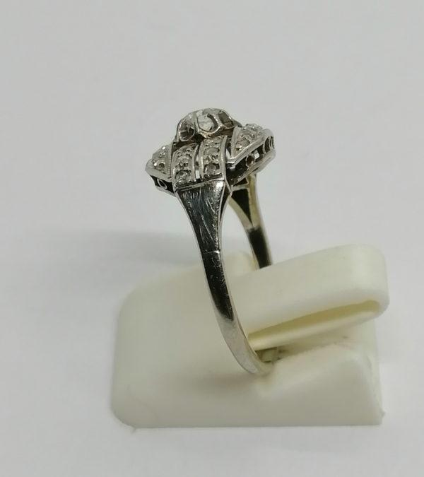 Bague or gris et sertie platine, modèle art déco, avec diamants, 1930. – Image 3
