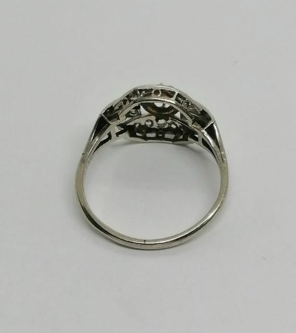 Bague or gris et sertie platine, modèle art déco, avec diamants, 1930. – Image 4