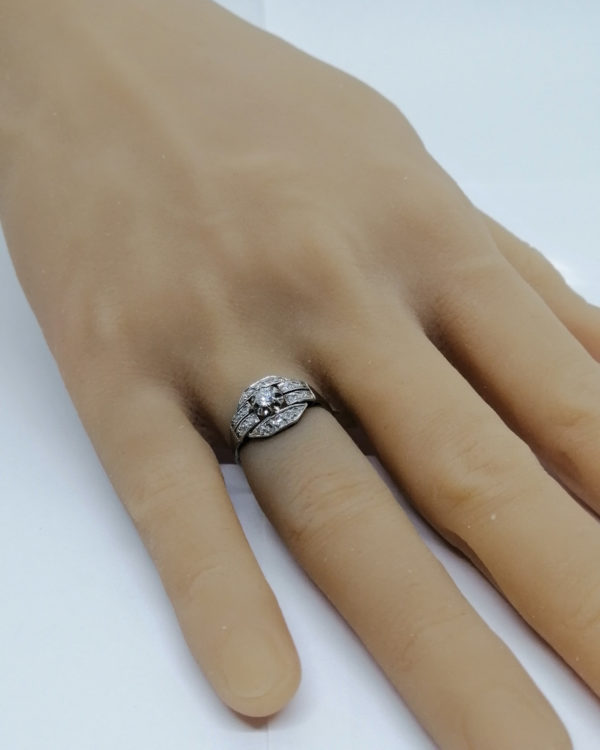 Bague or gris et sertie platine, modèle art déco, avec diamants, 1930. – Image 6