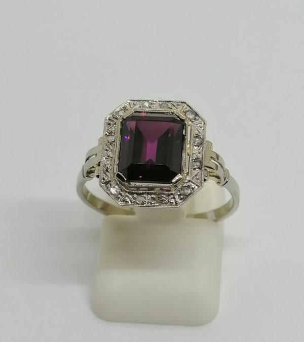 Bague en or gris et sertie platine, monture structurée avec grenat et rose de diamants, Art Déco.