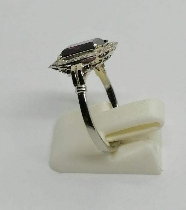 Bague en or gris et sertie platine, monture structurée avec grenat et rose de diamants, Art Déco. – Image 2
