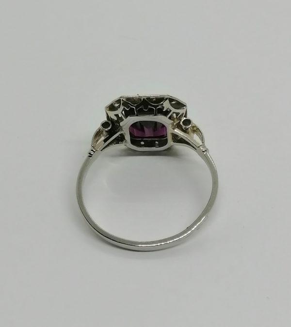 Bague en or gris et sertie platine, monture structurée avec grenat et rose de diamants, Art Déco. – Image 3