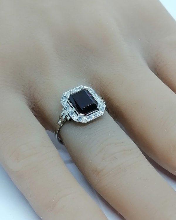 Bague en or gris et sertie platine, monture structurée avec grenat et rose de diamants, Art Déco. – Image 5