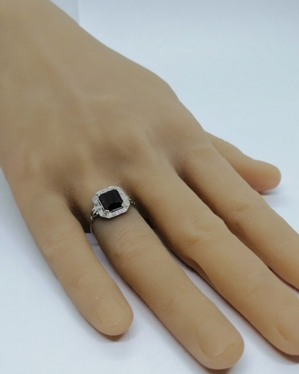 Bague en or gris et sertie platine, monture structurée avec grenat et rose de diamants, Art Déco. – Image 6