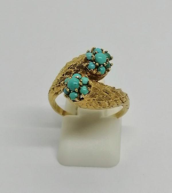 Bague en or jaune, façon cornes d'abondances et sertie de turquoises, vers 1930-40.