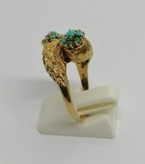 Bague en or jaune, façon cornes d'abondances et sertie de turquoises, vers 1930-40. – Image 2