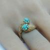 Bague en or jaune, façon cornes d'abondances et sertie de turquoises, vers 1930-40. – Image 4