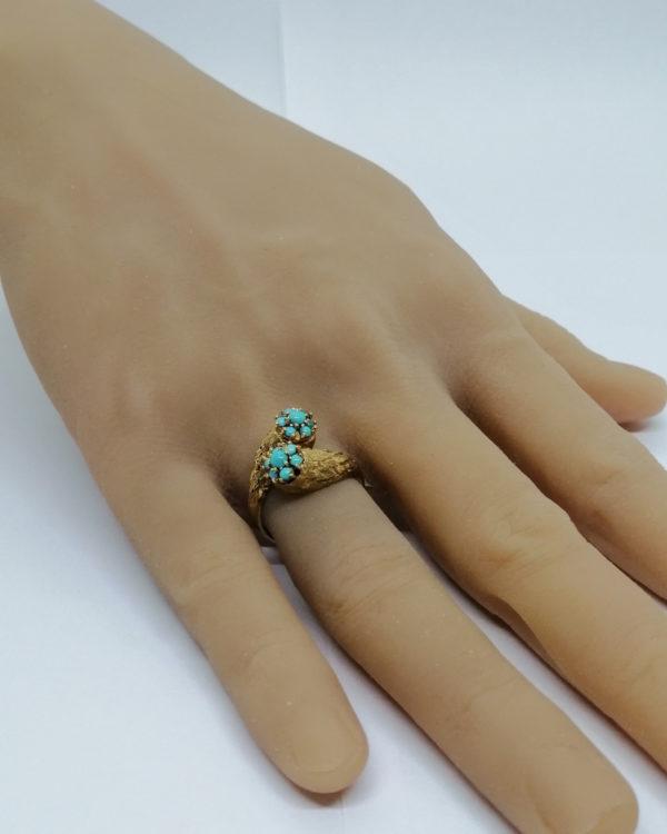 Bague en or jaune, façon cornes d'abondances et sertie de turquoises, vers 1930-40. – Image 5