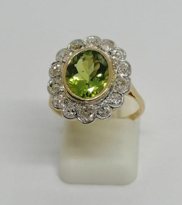 Bague en or jaune, marguerite avec diamants et péridot, vers 1925.