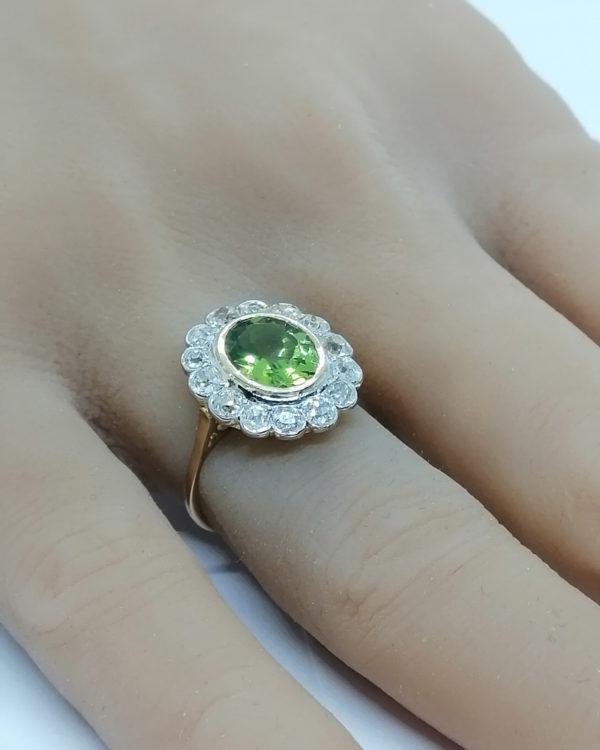Bague en or jaune, marguerite avec diamants et péridot, vers 1925. – Image 4