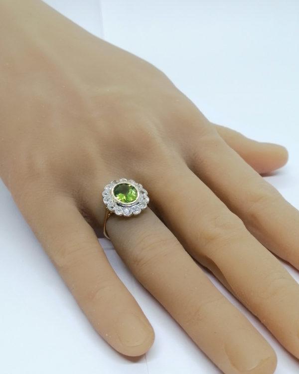 Bague en or jaune, marguerite avec diamants et péridot, vers 1925. – Image 5