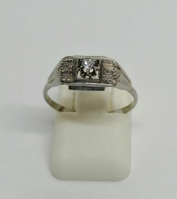 Bague or gris, modèle Art Déco , avec saphir blanc, 1930.