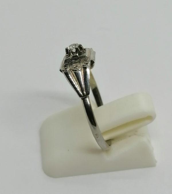 Bague or gris, modèle Art Déco , avec saphir blanc, 1930. – Image 2