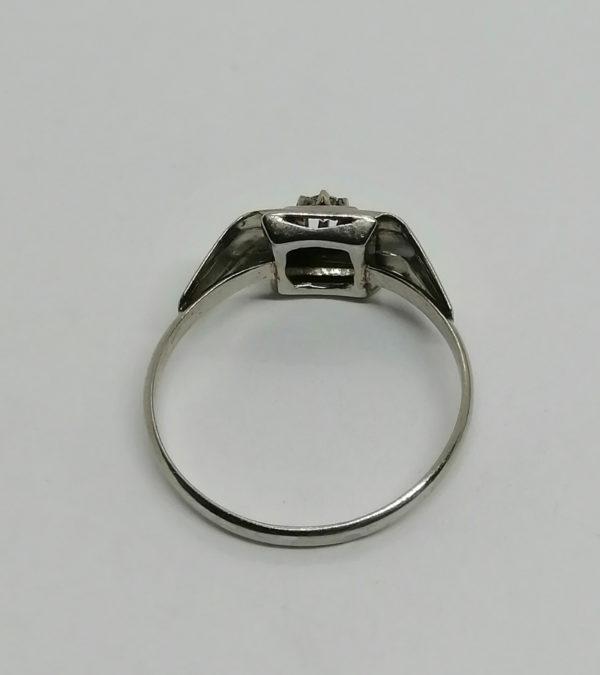Bague or gris, modèle Art Déco , avec saphir blanc, 1930. – Image 3