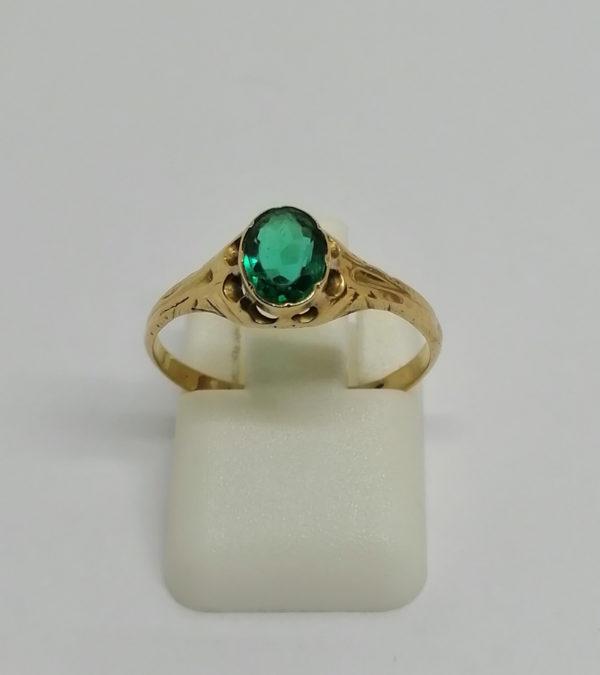 Bague en or jaune, avec petite pierre en verre de couleur verte, vers 1900.