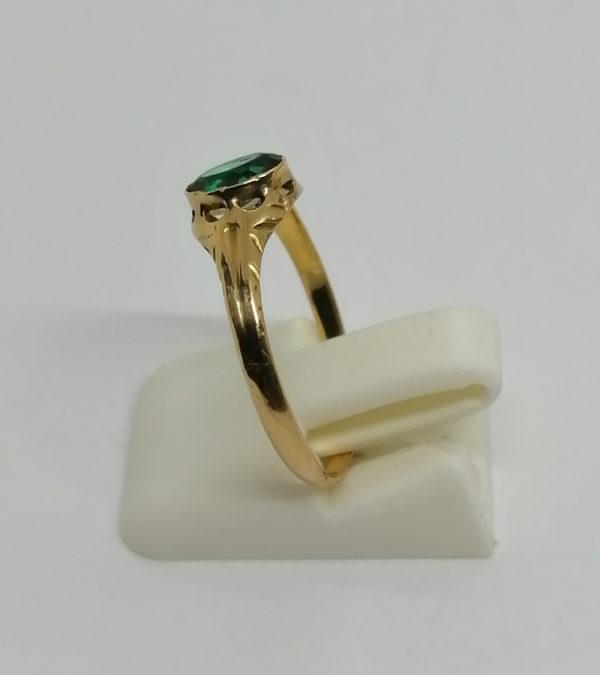 Bague en or jaune, avec petite pierre en verre de couleur verte, vers 1900. – Image 2