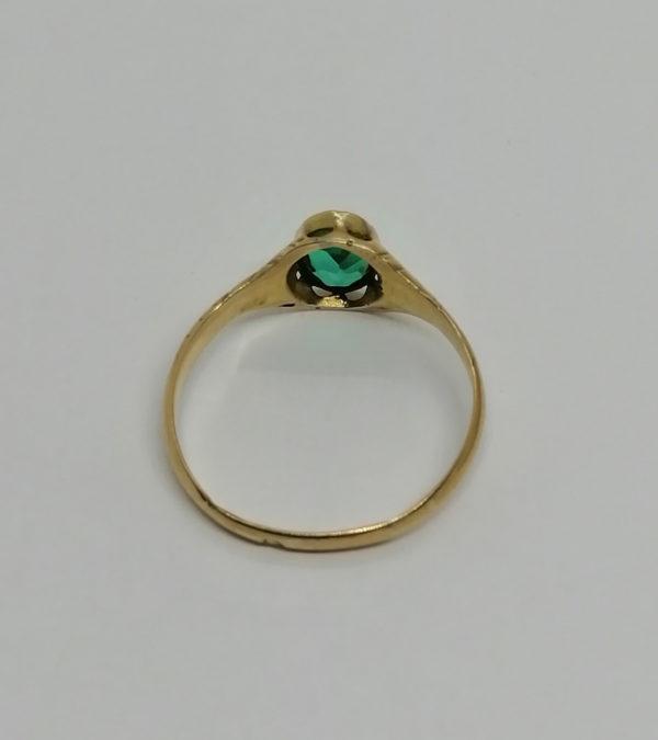 Bague en or jaune, avec petite pierre en verre de couleur verte, vers 1900. – Image 3