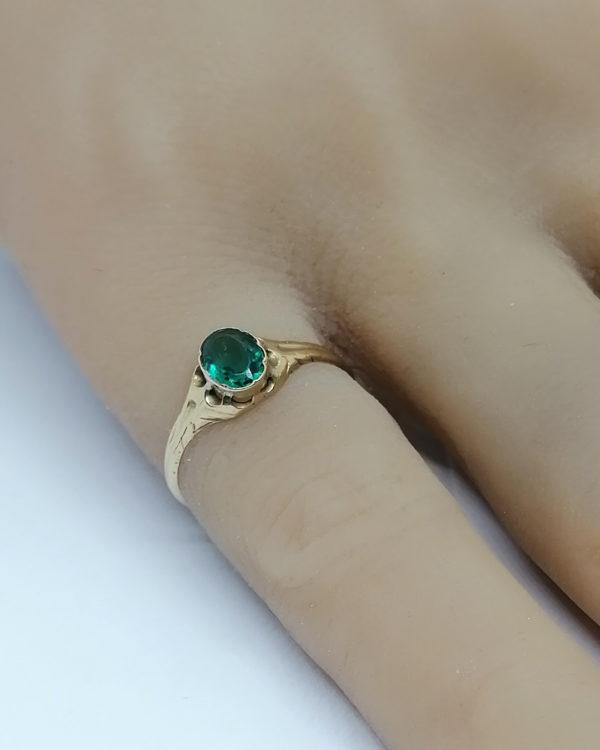 Bague en or jaune, avec petite pierre en verre de couleur verte, vers 1900. – Image 4